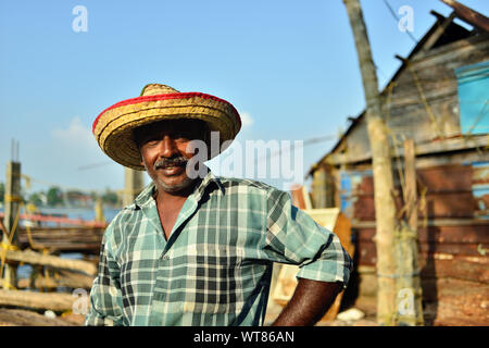 COCHIN, Indien - 30. NOVEMBER 2018: Portrait des Fischers von Fort Cochin in Bezug auf seine Holz- Haus Stockfoto