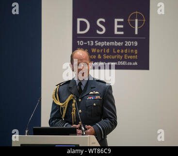 ExCel, London, UK. 11. September 2019. Defence and Security Equipment International (DSEI) Event Tag 2 mit Keynote speaker Air Chief Marshal Michael Aspley Guise, Leiter der Luft Personal, RAF. Credit: Malcolm Park/Alamy Leben Nachrichten. Stockfoto