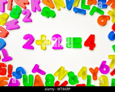 Kunststoff mit Kühlschrank magnet Alphabet 2+2=4 Math math angezeigt Stockfoto