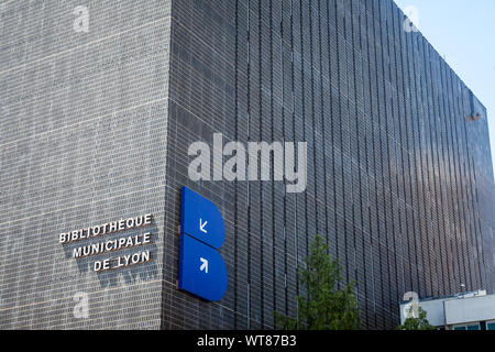 LYON, Frankreich - 13. JULI 2019: Bibliothèque municipale de Lyon Hauptgebäude in Part Dieu mit dem Logo. Es ist die Lyon öffentliche Bibliothek, Hosting von verschiedenen Stockfoto