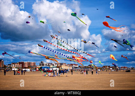 Sonnenschein und eine gute, starke Wind bringen Farbe in den Himmel im St. Annes International Kite Festival in Lancashire, England. Stockfoto