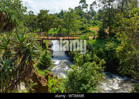 Kangaita Dorf, Meru, Kenia - 15. Juni 2019: Landschaft Foto der hölzernen Brücke über Nanyuki Fluss Kangaita Dorf. Stockfoto