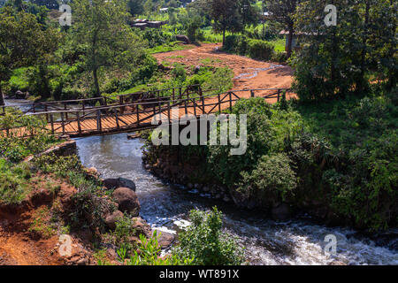 Kangaita Dorf, Meru, Kenia - 15. Juni 2019: Landschaft Foto der hölzernen Brücke über Nanyuki Fluss Kangaita Dorf. Stockfoto