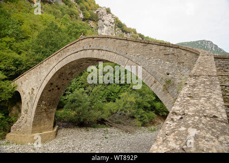 Misiou's Stone Bridge in der Vikos-schlucht, Nordgriechenland. Stockfoto