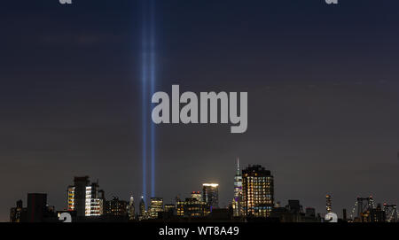 Blick auf den Tribut der Lichter am World Trade Center Tower. Blick auf Lower Manhattan von Osten Williamsburg, Brooklyn. Am 10. September 2019 berücksichtigt. Stockfoto