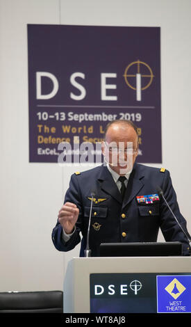 ExCel, London, UK. 11. September 2019. Defence and Security Equipment International (DSEI) Event Tag 2 mit Lautsprecher Maj Gen Frederic Parisot, Stellvertretender Chef des Stabes Beschaffung künftige Anforderungen, die französische Luftwaffe. Credit: Malcolm Park/Alamy Leben Nachrichten. Stockfoto