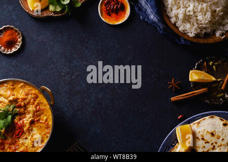 Indische Küche: Chicken Tikka Masala mit Reis und Naan Brot und Gewürze. Stockfoto