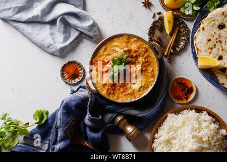 Indische Küche: Chicken Tikka Masala mit Reis und Naan Brot und Gewürze. Stockfoto