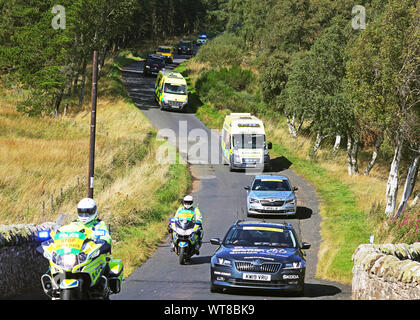 Sichern Sie Fahrzeuge für die OVO Energy Tour von Großbritannien Reiter. Longformacus Scottish Borders 2019 Stockfoto