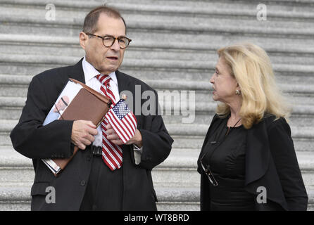 Rep Jerrold Nadler von der New York (L) Chats mit Rep. Carolyn Maloney von New York an der US Capitol nach einer Einhaltung der Anschläge des 11. September, 11. September 2019, in Washington, DC. Das Jubiläum ist jetzt ein Nationaler Tag des Dienstes und der Erinnerung. Foto von Mike Theiler/UPI Stockfoto