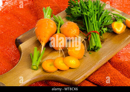 Paar kleine, runde Möhren (Pariser Erbstück Karotten) auf Holz- Hintergrund. Studio Foto Stockfoto