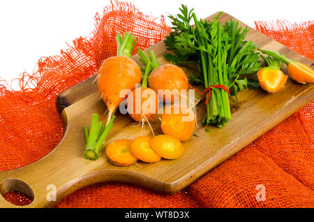 Paar kleine, runde Möhren (Pariser Erbstück Karotten) auf Holz- Hintergrund. Studio Foto Stockfoto