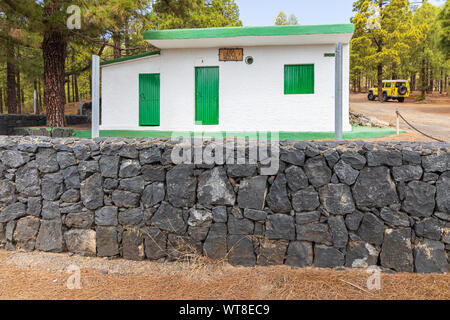 Privates Haus mit Metall Tür und Fensterläden im Los Brezos Erholungsgebiet in Araya, Teneriffa, Kanarische Inseln, Spanien gesperrt Stockfoto