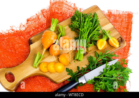 Paar kleine, runde Möhren (Pariser Erbstück Karotten) auf Holz- Hintergrund. Studio Foto Stockfoto