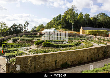 Einem wunderschönen ummauerten Garten mit einem interessanten Arrangement von Apple Bäume und Pflanzen innerhalb. Das Newt in Somerset. Stockfoto