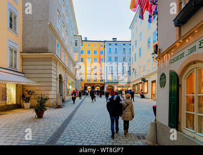 Die Menschen in der Getreidegasse im Mozart Haus Salzburg Österreich Stockfoto