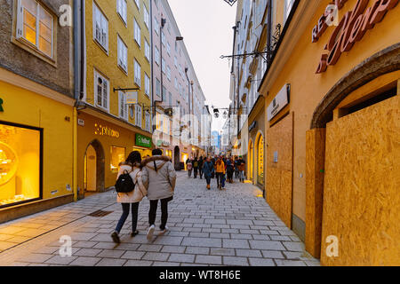 Die Menschen in der Getreidegasse Straße der alten Stadt Salzburg Stockfoto