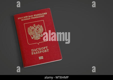 Russische ausländischer Reisepass auf einem dunkelgrauen Hintergrund. Dunkelrot Reisepass. Platz kopieren Stockfoto