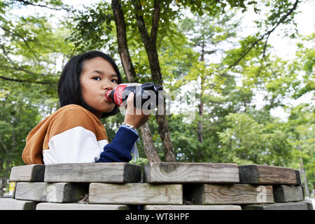 Mädchen trinken Coca-Cola-Karuizawa - Japan Stockfoto