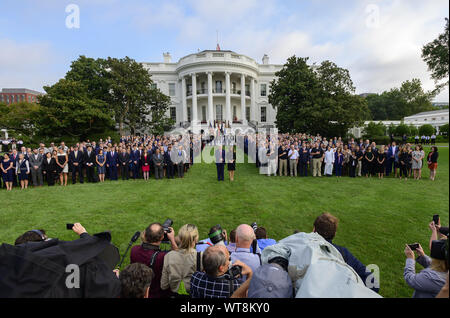 Washington, District of Columbia, USA. 11 Sep, 2019. Präsidenten der Vereinigten Staaten Donald J. Trumpf und die erste Dame Melania Trump beobachten, ein Moment der Stille, um 8:46 Uhr EST in Gedenken an den 18. Jahrestag der Terroranschläge auf das World Trade Center in New York, New York und das Pentagon in Washington, DC am Mittwoch, September 11, 2019 Credit: Ron Sachs/CNP/ZUMA Draht/Alamy Live News Credit: ZUMA Press, Inc./Alamy leben Nachrichten Stockfoto