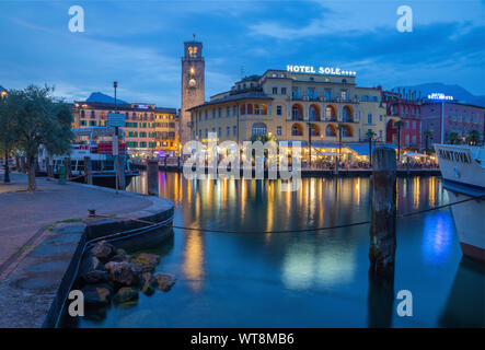 RIVA DEL GARDA, ITALIEN - Juni 6, 2019: Die Stadt von Süden mit den Alpen im Hintergrund. Stockfoto