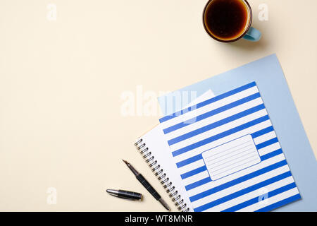 Flach weiblichen Arbeitsbereich mit femininer Mode Zubehör, Papier, Notebook, Notepad, Kaffee Tasse und Stift. Ansicht von oben Frauen home Büro Schreibtisch, beaut Stockfoto