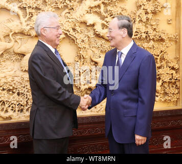 (190911)-BEIJING, Sept. 11, 2019 (Xinhua) - chinesische Vizepräsident Wang Qishan trifft sich mit ehemaligen österreichischen Bundespräsidenten Heinz Fischer, auch Präsident der Austria-China Freundschaft verband in Peking, der Hauptstadt von China, Sept. 11, 2019. (Xinhua / Yao Dawei) Stockfoto