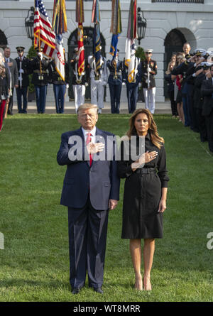 Washington, District of Columbia, USA. 11 Sep, 2019. Präsidenten der Vereinigten Staaten Donald J. Trumpf und die erste Dame Melania Trump beobachten, ein Moment der Stille, um 8:46 Uhr EST in Gedenken an den 18. Jahrestag der Terroranschläge auf das World Trade Center in New York, New York und das Pentagon in Washington, DC am Mittwoch, September 11, 2019 Credit: Ron Sachs/CNP/ZUMA Draht/Alamy Live News Credit: ZUMA Press, Inc./Alamy leben Nachrichten Stockfoto