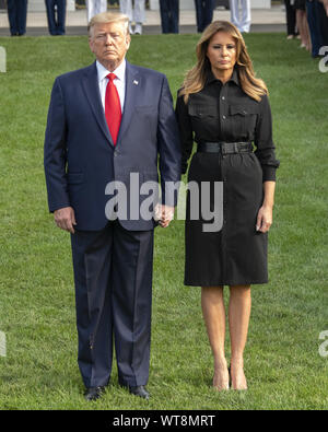 Washington, District of Columbia, USA. 11 Sep, 2019. Präsidenten der Vereinigten Staaten Donald J. Trumpf und die erste Dame Melania Trump beobachten, ein Moment der Stille, um 8:46 Uhr EST in Gedenken an den 18. Jahrestag der Terroranschläge auf das World Trade Center in New York, New York und das Pentagon in Washington, DC am Mittwoch, September 11, 2019 Credit: Ron Sachs/CNP/ZUMA Draht/Alamy leben Nachrichten Stockfoto