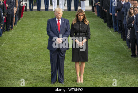 Washington, District of Columbia, USA. 11 Sep, 2019. Präsidenten der Vereinigten Staaten Donald J. Trumpf und die erste Dame Melania Trump beobachten, ein Moment der Stille, um 8:46 Uhr EST in Gedenken an den 18. Jahrestag der Terroranschläge auf das World Trade Center in New York, New York und das Pentagon in Washington, DC am Mittwoch, September 11, 2019 Credit: Ron Sachs/CNP/ZUMA Draht/Alamy leben Nachrichten Stockfoto