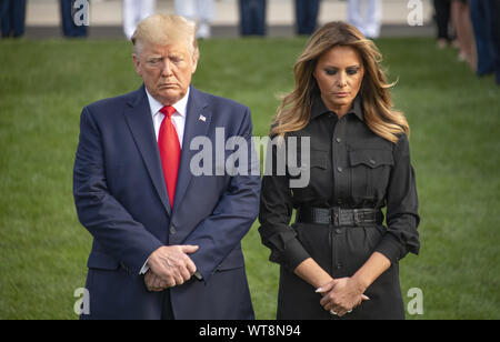 Washington, District of Columbia, USA. 11 Sep, 2019. Präsidenten der Vereinigten Staaten Donald J. Trumpf und die erste Dame Melania Trump beobachten, ein Moment der Stille, um 8:46 Uhr EST in Gedenken an den 18. Jahrestag der Terroranschläge auf das World Trade Center in New York, New York und das Pentagon in Washington, DC am Mittwoch, September 11, 2019 Credit: Ron Sachs/CNP/ZUMA Draht/Alamy leben Nachrichten Stockfoto