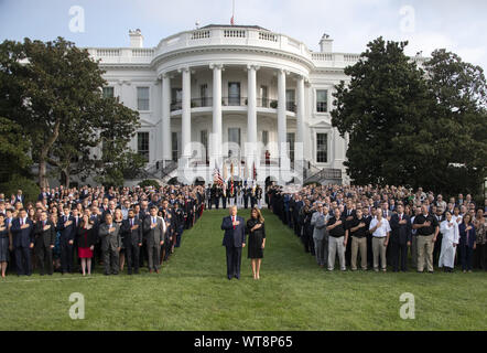 Washington, District of Columbia, USA. 11 Sep, 2019. Präsidenten der Vereinigten Staaten Donald J. Trumpf und die erste Dame MELANIA TRUMP ein Moment der Stille, um 8:46 Uhr EDT beobachten zum Gedenken an den 18. Jahrestag der Terroranschläge auf das World Trade Center in New York, New York und das Pentagon in Washington, DC am Mittwoch, September 11, 2019. Credit: Ron Sachs/CNP/ZUMA Draht/Alamy leben Nachrichten Stockfoto