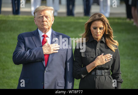 Washington, District of Columbia, USA. 11 Sep, 2019. Präsidenten der Vereinigten Staaten Donald J. Trumpf und die erste Dame MELANIA TRUMP ein Moment der Stille, um 8:46 Uhr EDT beobachten zum Gedenken an den 18. Jahrestag der Terroranschläge auf das World Trade Center in New York, New York und das Pentagon in Washington, DC am Mittwoch, September 11, 2019. Credit: Ron Sachs/CNP/ZUMA Draht/Alamy leben Nachrichten Stockfoto