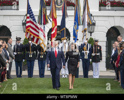 Washington, District of Columbia, USA. 11 Sep, 2019. Präsidenten der Vereinigten Staaten Donald J. Trumpf und die erste Dame Melania Trump Spaziergang entlang der South Lawn des Weißen Hauses ein Moment der Stille, bei 8 zu beachten: 46 Uhr EST zum Gedenken an den 18. Jahrestag der Terroranschläge auf das World Trade Center in New York, New York und das Pentagon in Washington, DC am Mittwoch, September 11, 2019 Credit: Ron Sachs/CNP/ZUMA Draht/Alamy leben Nachrichten Stockfoto