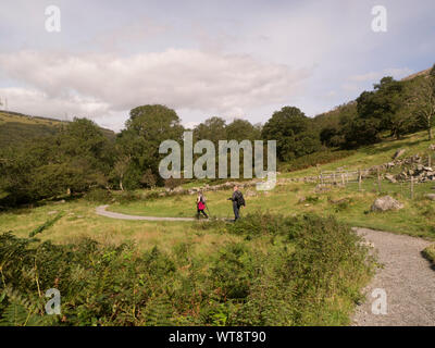 Spaziergänger auf Aber fällt weg in Coedydd Aber National Nature Reserve Abergwyngregn Gwynedd North Wales UK Stockfoto