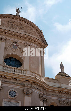 Stiftskirche St. Johannes Baptist in der Küstenstadt Imperia/Oneglia an der italienischen Riviera in Ligurien, Italien. Stockfoto