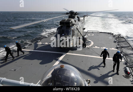 Rostock, Deutschland. 11 Sep, 2019. Während die naval Herbst Manöver "nördlichen Küsten' Helikopter ea King' landete an Bord der Korvette "Oldenburg" der Deutschen Marine. Das Manöver mit mehr als 40 Schiffen findet vom 06. -18.09.2019. Das Ziel der Übung, die eine gute zwei Wochen dauern und rund 3000 Soldaten aus 18 Nationen betreffen, ist das Meer zu schützen Routen unter einem fiktiven UN-Mandat. Quelle: Bernd Wüstneck/dpa-Zentralbild/dpa/Alamy leben Nachrichten Stockfoto