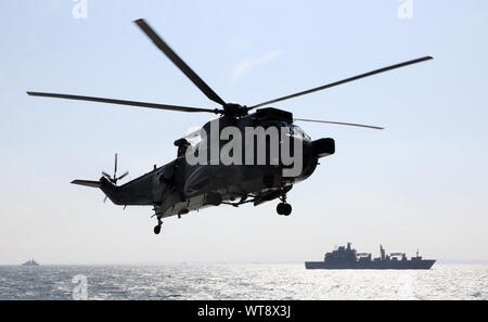 Rostock, Deutschland. 11 Sep, 2019. Während die naval Herbst Manöver "nördlichen Küsten' Helikopter ea King' wurde von der Task force Lieferant der Deutschen Marine "Bonn" ins Leben gerufen. Das Manöver mit mehr als 40 Schiffen findet vom 06. -18.09.2019. Das Ziel der Übung, die eine gute zwei Wochen dauern und rund 3000 Soldaten aus 18 Nationen betreffen, ist das Meer zu schützen Routen unter einem fiktiven UN-Mandat. Quelle: Bernd Wüstneck/dpa-Zentralbild/dpa/Alamy leben Nachrichten Stockfoto