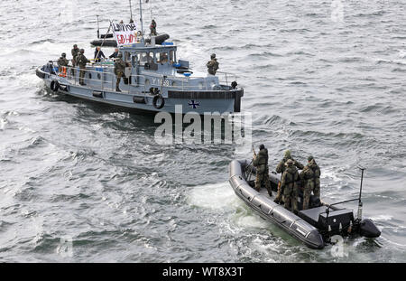 Rostock, Deutschland. 11 Sep, 2019. Während die naval Herbst Manöver' nördlichen Küsten ''Boarding Teams der Deutschen Marine eine Mission andere Boote zu steuern. Das Manöver mit mehr als 40 Schiffen findet vom 06. -18.09 .2019 an der Ostsee. Das Ziel der Übung, die eine gute zwei Wochen dauern und rund 3000 Soldaten aus 18 Nationen betreffen, ist das Meer zu schützen Routen unter einem fiktiven UN-Mandat. Quelle: Bernd Wüstneck/dpa-Zentralbild/dpa/Alamy leben Nachrichten Stockfoto