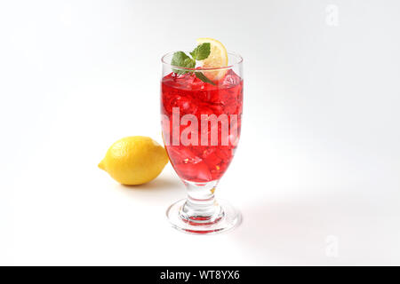 Glas kalten Tee rot Trinken closeup auf weißem Hintergrund Stockfoto