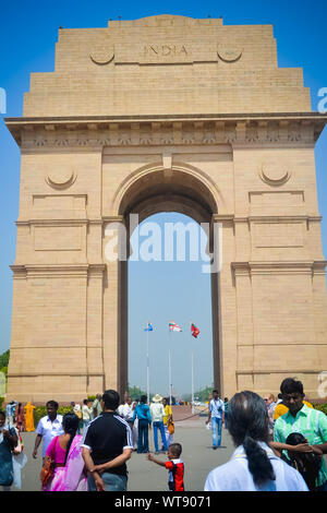 India Gate, New Delhi, Indien, Januar 2018 - Massen sammeln außerhalb Indiens Tor die Priyanka Gandhi, Schwester von Rahul Gandhi ein Indischer Politiker zu sehen Stockfoto