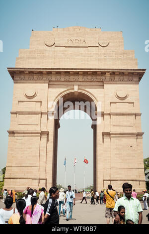 India Gate, New Delhi, Indien, Januar 2018 - Massen sammeln außerhalb Indiens Tor die Priyanka Gandhi, Schwester von Rahul Gandhi ein Indischer Politiker zu sehen Stockfoto
