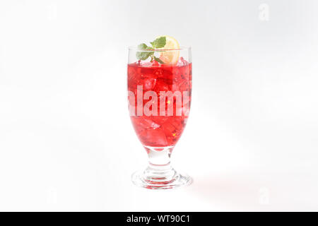 Glas kalten Tee rot Trinken closeup auf weißem Hintergrund Stockfoto