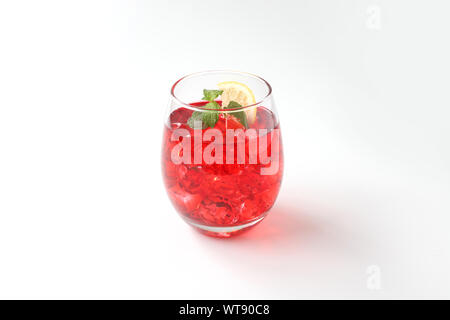 Glas kalten Tee rot Trinken closeup auf weißem Hintergrund Stockfoto