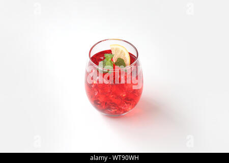 Glas kalten Tee rot Trinken closeup auf weißem Hintergrund Stockfoto