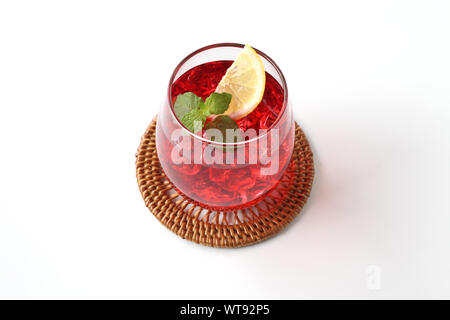 Glas kalten Tee rot Trinken closeup auf weißem Hintergrund Stockfoto