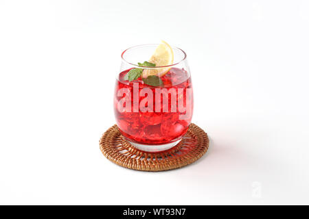 Glas kalten Tee rot Trinken closeup auf weißem Hintergrund Stockfoto
