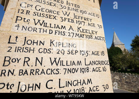 Kriegerdenkmal vor der Kirche St. Bartholomä mit Lt John kipling aufgeführt (Sohn des Autors Rudyard Kipling) Stockfoto