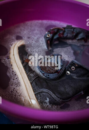 Ein paar Mustang Jeans Turnschuhe Einweichen in Seifenlauge. Stockfoto