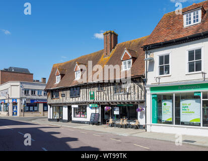 Das historische Fachwerkhaus, ehemals 18 Hütten und ein schlechtes Haus, jetzt mit Erdgeschoss Shop und Restaurant im Swan Street, Camden Stockfoto